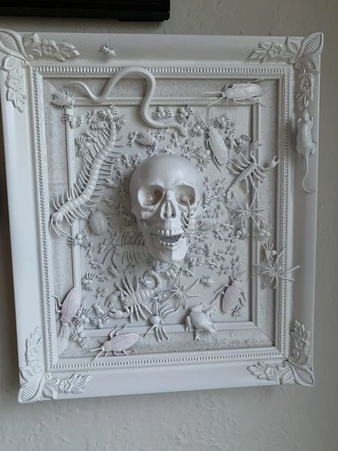 Halloween Picture Frames, Spooky Decorations, Halloween Forum, Halloween Frames, Bone Crafts, Dark Home Decor, Goth Home Decor, Skull Decor, Halloween Decorations Indoor