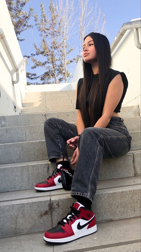 Jordans Women Outfit, Air Jordan Dunk Low, Air Jordans Women Outfit Style, Air Jordan 4 Red Thunder, Jordan Dunk Low, Dunks Outfit Woman, Jordan 1 Retro High Obsidian, Jordan 4 Red Thunder, Air Jordan 1 Outfit Women