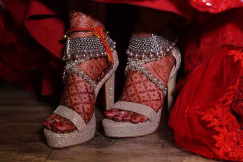 Bride Heels Wedding, Wedding Payal, Feet Jewellery, Heels Indian, Heel Ideas, Wedding Heels For Bride, Bridal Payal, Bridal Footwear, Bride Heels