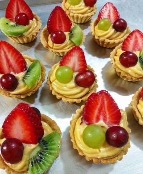 Fruit Pie Recipe, Mini Fruit Tarts, Tea Party Sandwiches, Cheesecake Bites Recipe, Fruit Platter Designs, Dessert Presentation, Tart Dessert, Party Food Buffet, Easy Cake Decorating