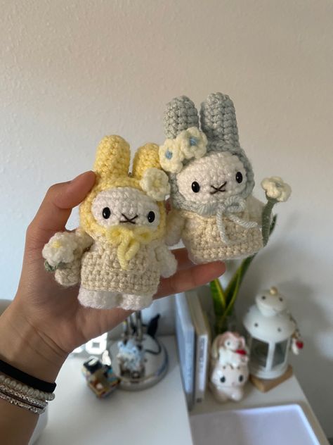 Pattern by Bondinbuds Miffy Crochet, Hand Knitting Diy, Crochet Tutorial Pattern, Quick Crochet Patterns, Crochet Bouquet, Aesthetic Crochet, Crochet Clothing And Accessories, Crochet Fashion Patterns, Quick Crochet