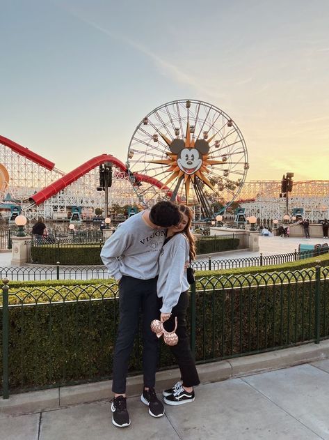 Asthetic Pics Music, Theme Park Date, Disneyland Photo Ideas, Disney Poses, Teenage Romance, Foto Disney, Disney Photo Ideas, This Kind Of Love, Disney Orlando