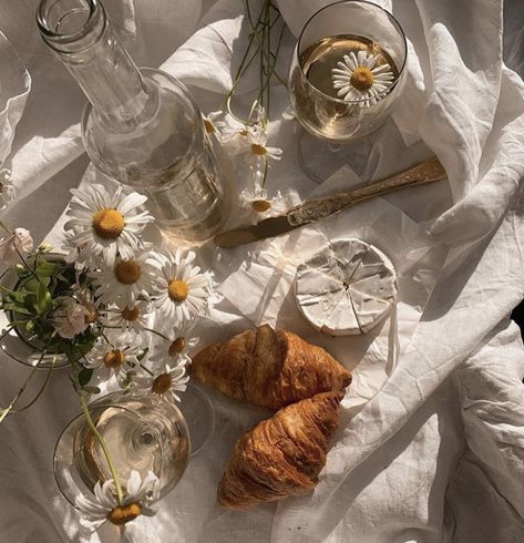 Cottagecore Aesthetic Soft, Soft Cottagecore Aesthetic, Soft Cottagecore, Picnic Photography, Picnic Spread, Aesthetic Picnic, Paris Vibes, Aesthetic Cottagecore, Minimalist Photography