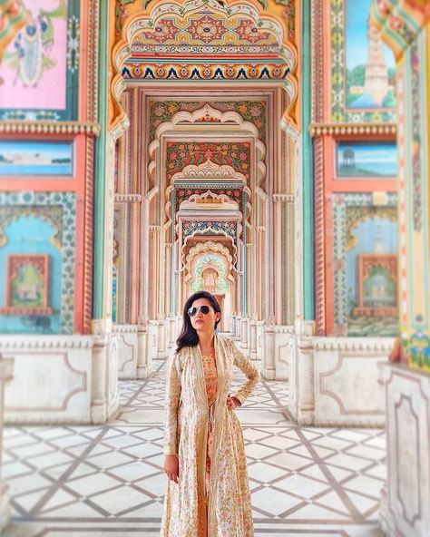 Shruti Hans on Instagram: “#wanderlust #beautifuldestinations #traveldiaries #travelandlife #travelstories #traditionalwear #rajasthan #rajasthantourism…” Jaisalmer Couple Photoshoot, Jaipur Couple Photoshoot, Rajasthan Photoshoot, Mrunal Panchal, Jaipur Travel, Raj Kumar, Prom Dress Couture, India Holidays, Travel Pose