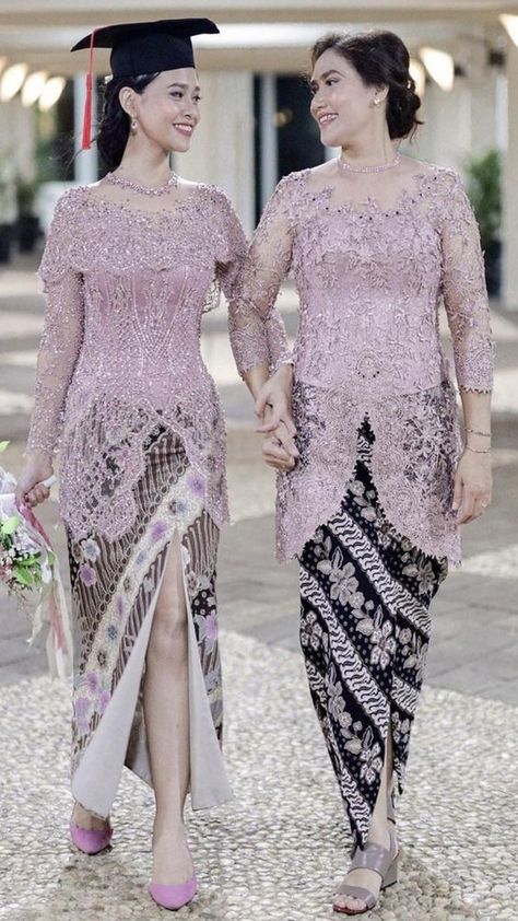 bisa langsung di order langsung lewat link atau klik gambar ya kak ..🤗😍 #thebridedept #crazyforcouturegratis #kebayawisudamodern #kebayaindonesiamodern #gauncantik #gaundankebaya #gaunmodern #gaunpengantinmuslimah #batikindonesia #warisanbudaya Kebaya Rose Gold Wisuda, Dres Wisuda Modern, Songket Kebaya Modern, Kebaya Tile Modern Hijab, Kebaya Rose Gold, Kebaya Brokat Modern, Model Kebaya Wisuda, Kebaya Tile, Outfit Ideas Muslim