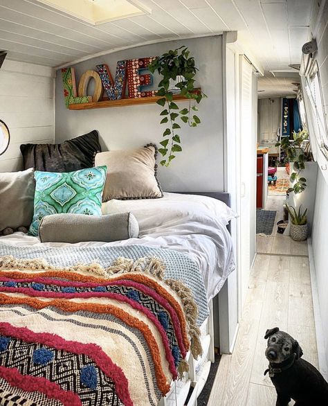 Canal Boat Bedroom, Narrowboat Bedroom Ideas, Narrowboat Bathroom Ideas, Narrowboat Interiors Inspiration, Narrow Boat Interior Ideas, Narrow Boat Interior, Narrowboat Bedroom, Boathouse Interior, Boat Bedroom