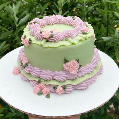 cakes, vintage cakes, vintage cakes Design, vintage cakes ideas,vintage cakes recipe, vintage cakes stand,vintage cakes aesthetic Vintage Cake Purple Green, Green And Purple Cake, 17 Cake, Heart Cake Designs, Vintage Cake Decorating, Yaas Queen, Heart Cake Design, 19th Birthday Cakes, Vintage Heart Cake