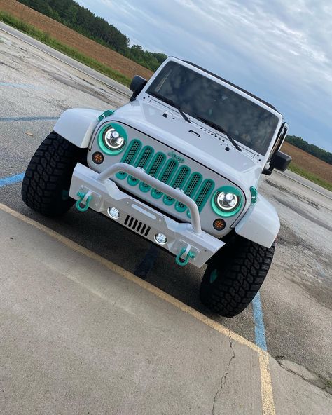 Jeep Paint Ideas, White Jeep Aesthetic Interior, White Jeep Accessories, White Jeep With Teal Accents, Cute Jeep Wrangler, Jeeps White, White Jeep Wrangler Aesthetic, Jeep Wrangler Interior Aesthetic, Jeep Interior Ideas