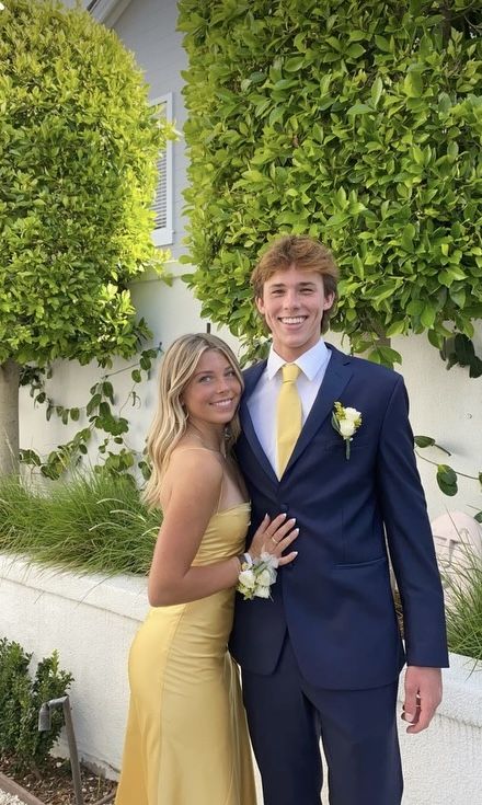 Yellow Homecoming Dresses Couple, Navy And Yellow Prom Couple, Navy Blue And Yellow Prom Couple, Yellow Hoco Dress Couple, Date Party Poses, Formal Pictures Couples Pic Ideas, Blue Hoco Couple Outfits, Blue And Yellow Prom Couple, Bf And Gf Prom Pictures