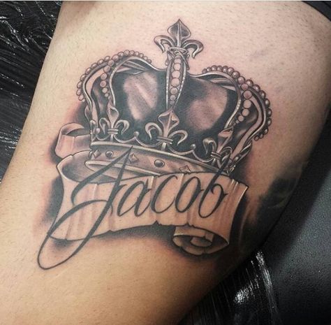 Tatuagem Name Tattoo With Crown, Name With Crown Tattoo, Crown Tattoo Men, King Crown Tattoo, Small Wave Tattoo, Crown Tattoo Design, Omerta Tattoo, King Tattoos, Queen Tattoo