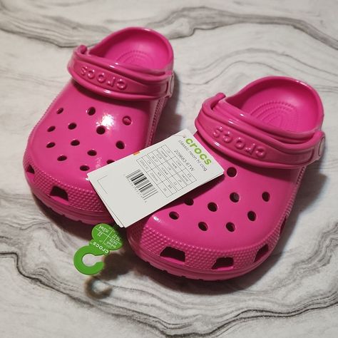 Crocs Pink Aesthetic, Crocs Vsco, Hot Pink Crocs, Barbie Crocs, Cool Crocs, Crocs Pink, Pretty Sneakers, Crocs Fashion, Pink Crocs