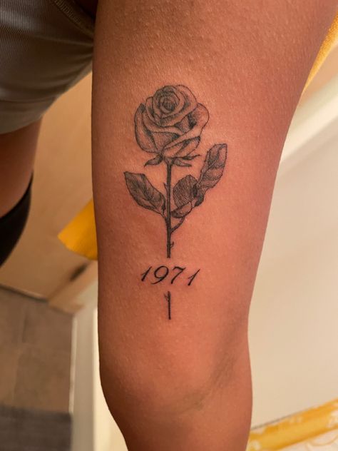 Rose Tattoo With Date As Stem, Rose With Birthday Tattoo, Rose Tattoo With Date Of Birth, Rose Tattoo With Date, Rose With Date Tattoo, Tattoos For Family Members, Date Of Birth Tattoos Ideas, Date Of Birth Tattoos, Tattoo With Dates