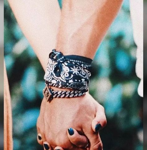 Hands Pics, Romantic Series, Romantic Drama, Erkenci Kuş, Cute Couple Art, Lone Wolf, Cute Love Couple, Beautiful Couple, Turkish Actors