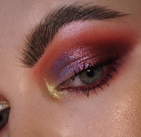 Jewel Tone Eye Makeup, Purple And Red Eyeshadow Looks, Witchy Eyeshadow, Witch Aesthetic Makeup, Witch Makeup Ideas Pretty, Going Out Makeup, Witch Makeup, Fall Makeup Looks, Red Makeup