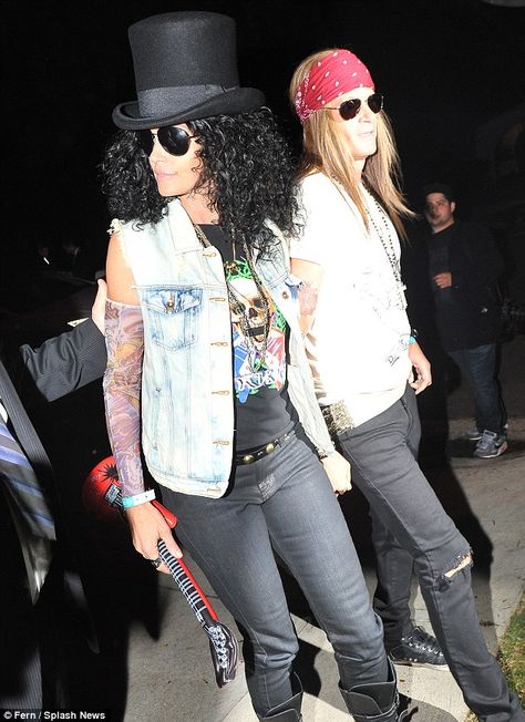 Love it! Cindy Crawford channeled rocker Slash with top hat and black wig 80s Rock Costume, Axl Rose Costume, Slash Costume, Hollywood Halloween Costumes, 80s Dress Up, Rocker Costume, Creative Halloween Costume Ideas, Rock Costume, 80s Halloween Costumes