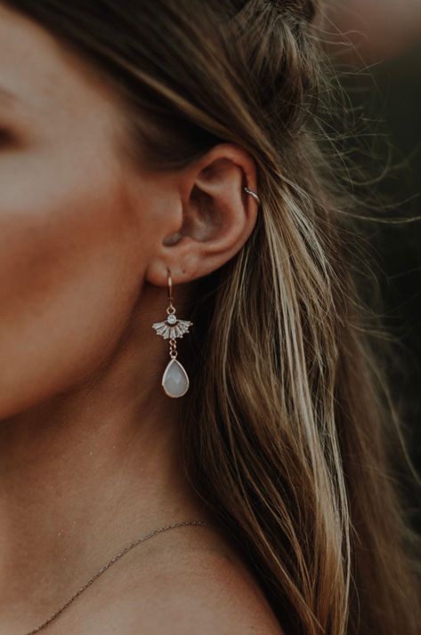 Elegant earrings in gold! These earrings are one of my favorite products in the shop ☺️ Material: stainless steel Connecting link: fans made of brass with zirconia Glass teardrop pendant in beige Earring length: approx. 4 cm These earrings are great as bridal jewelry - or if you like it elegant in everyday life 🥰 You can find the matching chain here: https://etsy.me/3zW3b16 You can find the matching bracelet here: https://etsy.me/3zDsnZH You can find the whole set here: https://etsy.me/3Bb0WqL Bohemian Wedding Earrings, Boho Bridal Earrings, Wedding Jewelry Simple, Hippie Bride, Gold Bridal Jewelry, Boho Silver Earrings, Boho Bridal Jewelry, Boho Wedding Jewelry, Boho Wedding Earrings