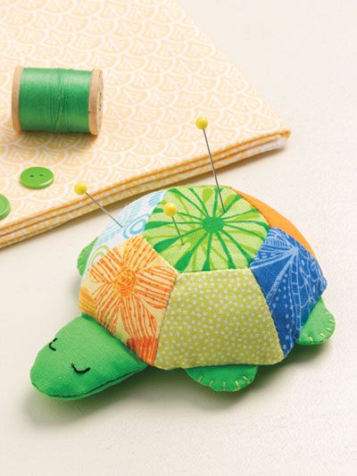 Sleepy Turtle, Wrist Pincushion, Diy Pin Cushion, Colorful Turtle, Patchwork Quilting Designs, Pin Cushions Patterns, Beginner Sewing Patterns, Quilt Retreat, Monthly Crafts