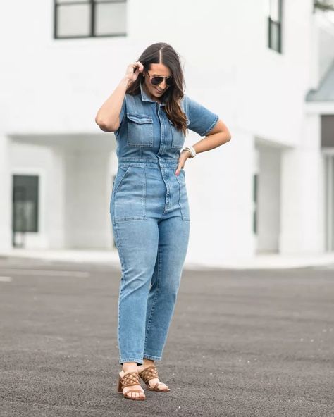 I used to be scared to wear a jumpsuit as a mom and midsize blogger. This denim jumpsuit is so good!!! The Mom In Style is a fancy casual blog full of fashion and lifestyle ideas for women. Affordable fashion // everyday look // style blog // fashion // Columbus, OH // mom style // #TheMomInStyle Midsize Jumpsuit, Jeans Jumpsuit Outfit, Black Denim Jumpsuit, Fancy Casual, Jumpsuit Style, Real Woman, Fashion Everyday, Lifestyle Ideas, Jumpsuit Outfit