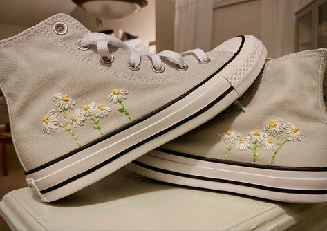 #diy #converse #embroidery #flowers #floral #chamomile #summer #aesthetic #fashion #embroideryidea #embroiderydesign #simple #outfitideas #fashion #embroideredconverse #hightops #wedding Embroidery White Converse, Flower Embroidered Converse, Shoe Embroidery Ideas Simple, Converse Embroidery Flowers, White Converse Embroidery, Embroidered White Converse, Daisy Converse, Olive Ostrovsky, Embroidered Shoes Diy