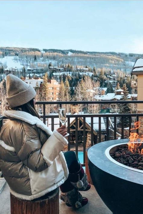 Vail Colorado Winter Photography, Colorado Vacation Outfits Winter, Aspen Instagram Pictures, Black Ski Trip, Mountains Trip Outfit, Aspen Aesthetic Winter, Winter Ski Trip Outfits, Vail Winter Outfits, Ski Winter Outfits