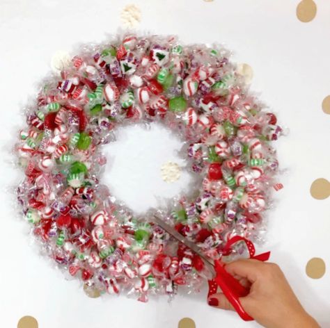 Candy Wreath Diy, Candy Wreath Christmas, Candy Wreaths, Wreaths Videos, Diy Christmas Candy, Candy Arrangements, Entertaining Tips, Candy Wreath, Candy Bouquets