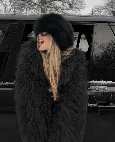 Fur Hat Outfit, Fur Coat Outfits, Faux Fur Coats Outfit, Ski Girls, Ski Trip Outfit, Fur Coat Outfit, Black Fur Coat, Russian Winter, Winter Road