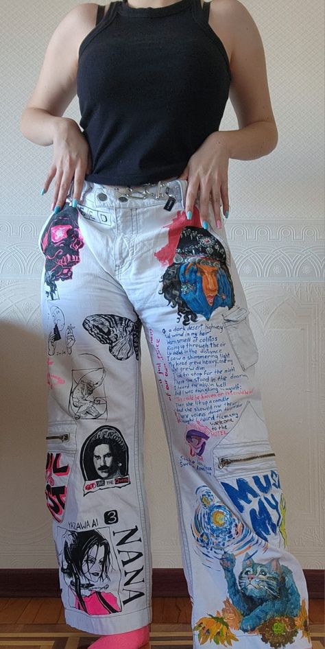 Diy Painting On Jeans, Hand Painted Jeans Diy Ideas, Paintings On Clothes, Attack On Titan Painting, Painted Jeans Diy, Old Jeans Diy, Painting On Clothes, Hand Painted Jeans, Jeans Custom