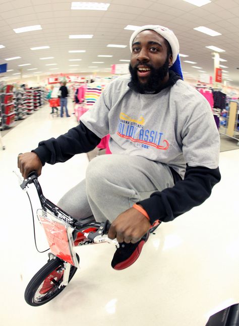 this picture is amazing and james harden is awesome Hardest Basketball Pics, James Harden Aesthetic, James Harden Wallpapers, Funny Basketball Pictures, Nba Funny, Skate Fits, 2013 Swag Era, Video Call With Boyfriend Screen Photo, Nba Memes