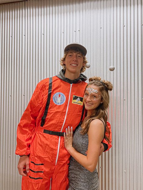 Sun And Moon Couple Costume, Astronaut And Alien Costume Couples, Alien Costume Men, Homecoming Costumes, Alien And Astronaut Costume, Astronaut Halloween Costume, Astronaut Halloween, Space Halloween