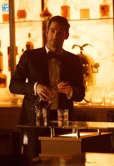 Lucifer - 1x11 Tom Ellis Lucifer, Lauren German, Lucifer Morningstar, Tom Ellis, Dc Comics Characters, Morning Star, Urban Fantasy, Film Serie, Series Movies