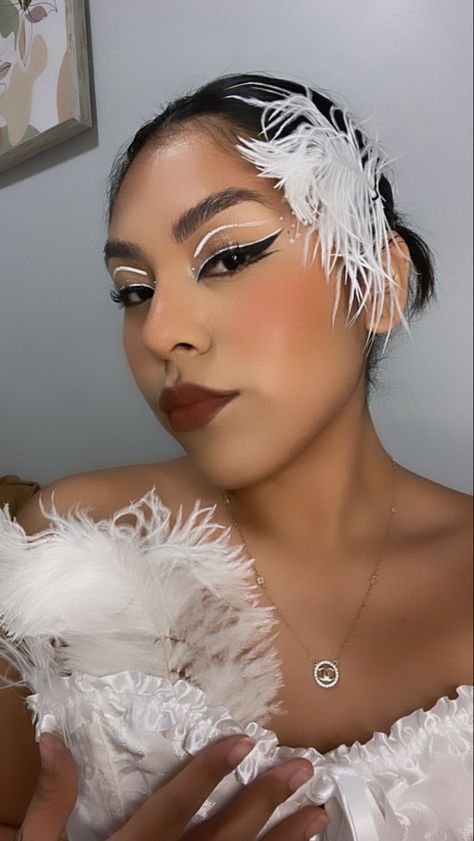 Black And White Swan Makeup, White Swan Makeup Halloween, Swan Lake Makeup, White Swan Makeup, Black Swan Makeup, Swan Makeup, Ballet Makeup, Swan Costume, Black Swan Costume