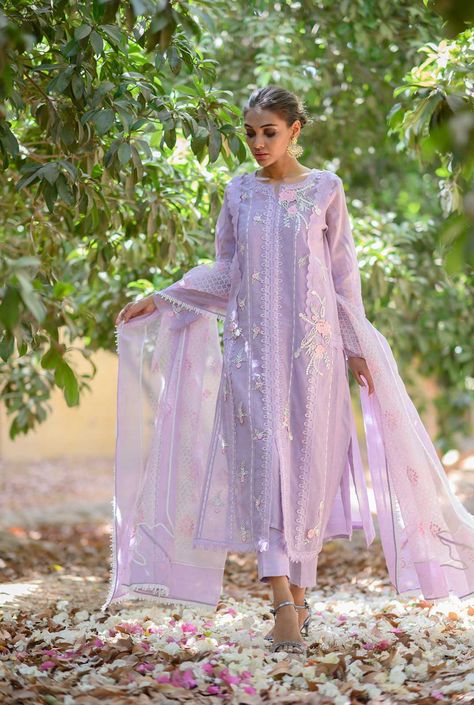 Stylish Pakistani Outfits, Pakistani Kurti, Pakistani Fashion Casual, Pakistani Dresses Casual, Pakistani Fashion Party Wear, Salwar Kamiz, Beautiful Pakistani Dresses, Outfits Dresses, Simple Pakistani Dresses