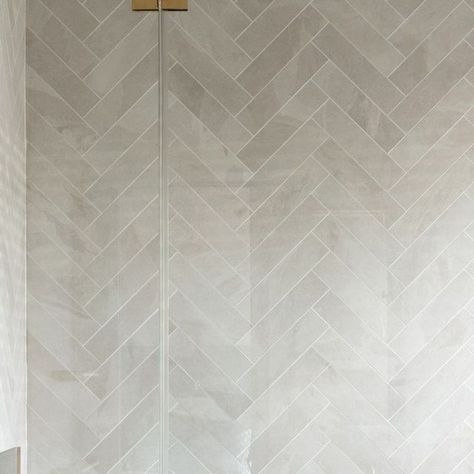 STONE & CERAMIC WAREHOUSE on Instagram: "Beautiful bathroom project done with our BRAZILIA WHITE tiles!

The back-feature wall behind the bath is in size 7.5x30cm, laid in herringbone pattern & the rest of the room is in 60x60cm.

Project by @jminteriorsdesign.
Credit to @flconstruction.london
@estimus_london
@originalbathrooms
@stoneandceramicwarehouse
Photography by @nathaliepriem 

#bathroomdesign #bathroomdecor #bathroominspo #bathroomtiles #porcelaintiles #walltiles #floortiles #marble #marbleeffecttiles #interiors #interiorstyle #tilingtips  #interiorinspiration #tiledesign #tileinspo #modernhome #modernbathroom #victorianstyle #interiordesigninspo #chelseafc #flooringideas #victorianhome #londonproperty #victorianterrace #londonarchitecture  #tilingwork #westlondon #chiswick #victor Herringbone Feature Wall, Marble Herringbone, Stone Ceramic, London Architecture, Victorian Terrace, Bathroom Wall Tile, White Tiles, Marble Effect, Beautiful Bathrooms