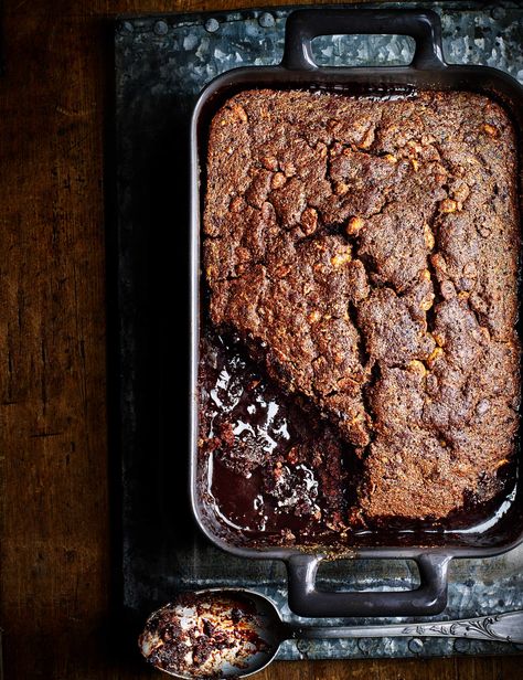 Peanut butter and banana self saucing pudding This chocolate self-saucing pudding, also known as surprise pudding, uses smooth peanut butter and banana to create this deliciously rich cake. Serve with some vanilla ice cream and enjoy! Self Saucing Chocolate Pudding, Chocolate Pudding Recipe, Self Saucing Pudding, Smooth Peanut Butter, Peanut Butter And Banana, Mocha Cake, Rich Cake, Bread And Butter Pudding, Toffee Pudding