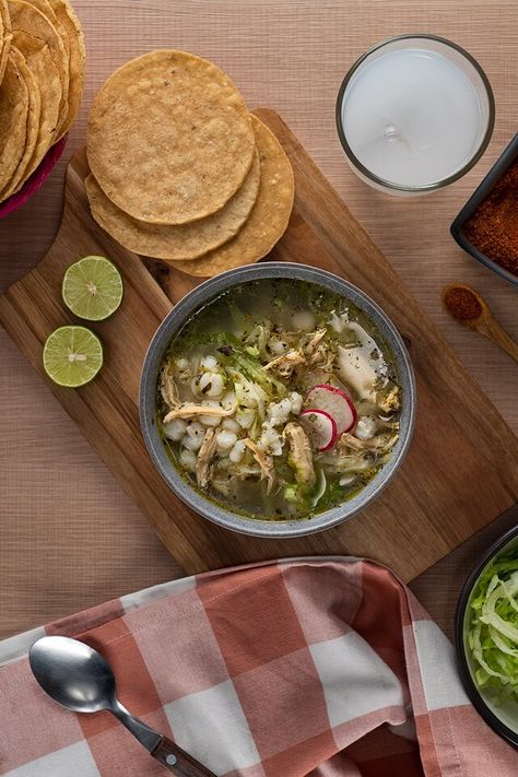 Pozole Blanco de Pollo Green Posole Recipe, Authentic Pozole, Chicken Pozole Recipe, Pozole Verde Recipe, Green Pozole, Chicken Pozole, Posole Recipe, Pozole Verde, Pozole Recipe