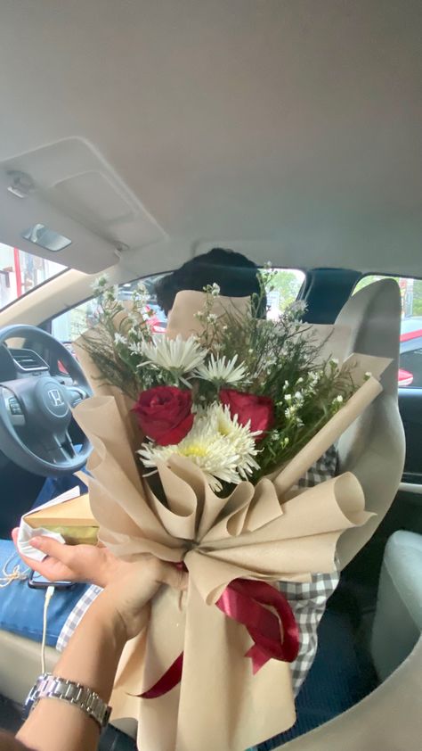 Bouquet Of Roses From Boyfriend, Girl Giving Flowers To Boyfriend, Boyfriend Flowers Aesthetic, Bouquet In Car, Asthetic Snaps, Flower Bouquet Snapchat Story, Mama Cake, Garba Outfit, Attitude Video