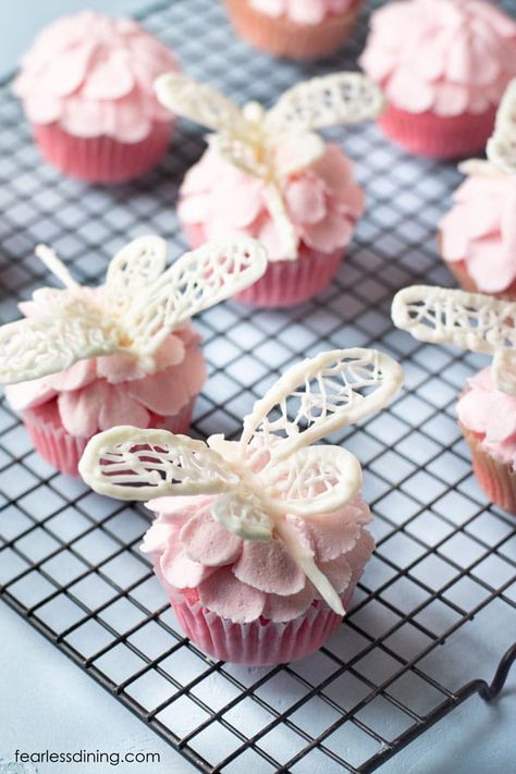 Chocolate Cupcake Toppers, Dragonfly Cake, Pink Lemonade Cupcakes, Chocolate Butterflies, Cake Bundt, White Chocolate Cupcakes, Lemonade Cupcakes, Fun Cupcake Recipes, Summer Cake