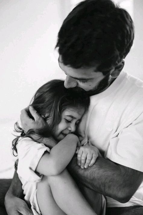 Father Daughter Photos, Father And Daughter Love, Baby Bump Photos, Family Picture Poses, Sense Of Self, Hugging Couple, Girl Dad, Photography Challenge, Foto Poses