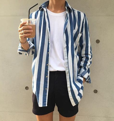 Blue stripped Mens Street Style Summer, Mens Beach Style, Street Style Summer Outfits, Look Grunge, Outfit Street, Skateboarder, Stylish Mens Outfits, Street Style Summer, Summer Outfits Men