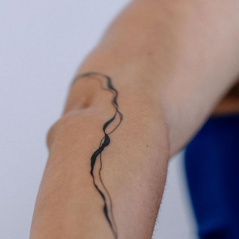 • T a t t o o B y M e g • on Instagram: "Abstract freehanded arm wrapping line tattoo to represent olive tree branches & roots for the incredible @__courtneyhope 🖤 want to do these abstract line pieces every day!" Abstract Tree Tattoo, Roots Tattoo Ideas, Root Tattoo, Tree Roots Tattoo, Roots Tattoo, Around Arm Tattoo, Wrap Around Tattoo, Branch Tattoo, Palm Tattoos