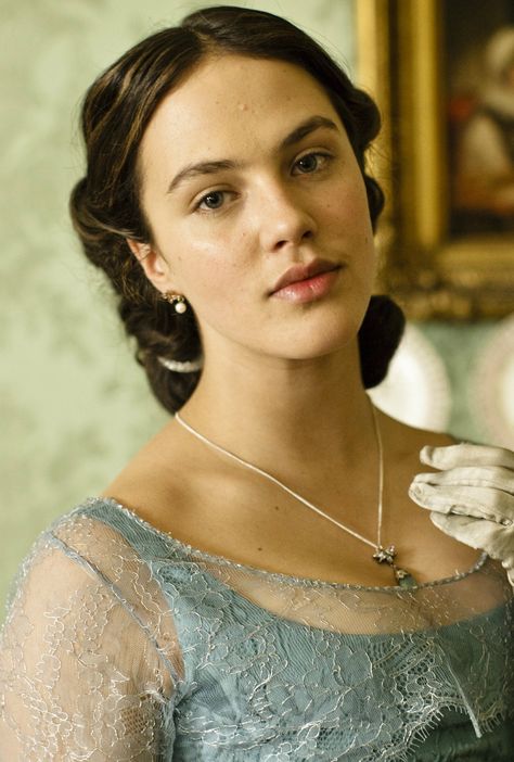 Sybil Branson - Downton Abbey Wiki - Wikia Branson Downton Abbey, Downton Abbey Season 6, Downton Abbey Costumes, Lady Sybil, Jessica Brown Findlay, Dowager Countess, Downton Abbey Fashion, Jessica Brown, Downton Abby