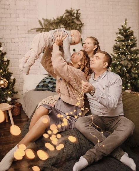 Indoor Family Photos Christmas, Christmas Studio Photoshoot Family, Family New Year Photo Shoot, New Years Family Photoshoot, Xmas Photoshoot Ideas Family Portraits, Christmas Shooting Family, Family Of 4 Christmas Photos, Christmas Portraits Family, In Home Christmas Photoshoot Family