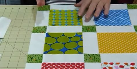 Try This Simple Method for Adding Sashing - Quilting Digest Machine Binding, Charm Square Quilt, Quilting Digest, Diy Tote, Quilting Videos, Quilt Border, Quilt Binding, Quilt Block Tutorial, Christmas Blankets