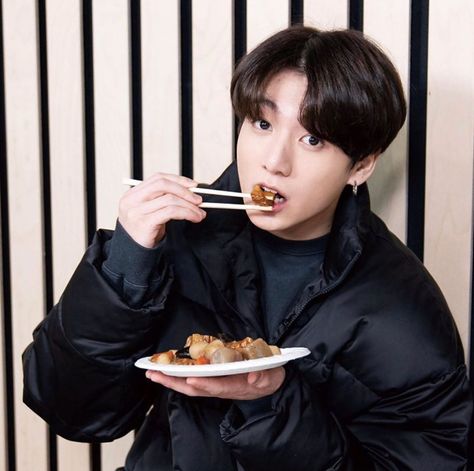 BTS - JUNGKOOK on Instagram: “Your favorite food?” Jungkook Eating, Eating Bananas, Eat Cookies, Bts Reactions, Jungkook Selca, Eating Food, Jimin Jungkook, Jungkook Cute, Jung Kook