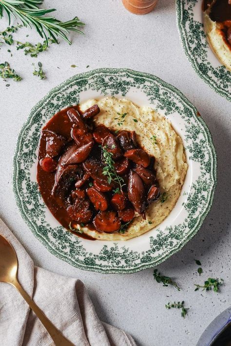 Today, I am sharing with your a traditional French recipe revisited in a vegetarian version: a Mushroom Bourguignon. Served with homemade mashed potatoes, this meatless bourguignon is a great comforting meal for cold winter days. Vegan Bourguignon, Mushroom Bourguignon, Traditional French Recipes, Meat Replacement, Vegan Mashed Potatoes, French Recipe, Homemade Mashed Potatoes, Vegetarian Recipes Healthy, Healthy Vegetarian