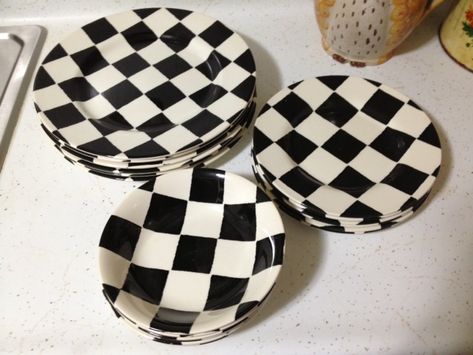 Pottery Painting Ideas Checkered, Pottery Painting Black And White, Checkered Pottery, Pottery Checkered, Black And White Pottery, Black And White Checker Plates, Checkered Ceramic Mug, White Salad, Plates And Bowls Set