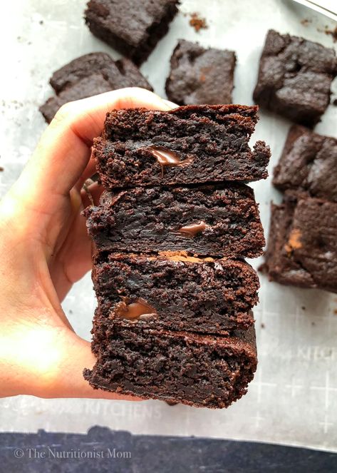 COLLAGEN PROTEIN BROWNIES - Nutritionist Mom Collagen Recipes, Clean Dessert, Protein Baking, Protein Brownies, Vegetarian Life, Protein Treats, Protein Desserts, Paleo Desserts, Collagen Protein