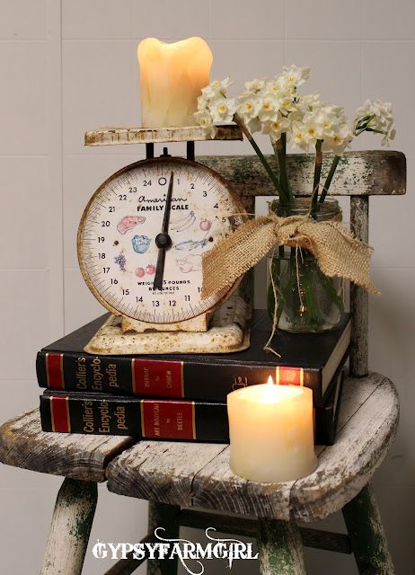 Book Vignettes, Vintage Scale Decor, Old Country Home, Country Cottage Bathroom, Country Home Decor Farmhouse, Scale Decor, Rustic Country Home Decor, Home Decor Farmhouse Style, Vintage Scales