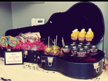 Great idea for buffet display at jam session party! Freestyle Theme Party, Music Theme Food Party Ideas, Music Birthday Party Theme For Men, Music Theme Party Food, Rock And Roll Table Decorations, Rock N Roll Party Decorations, Rock And Roll Party Food Ideas, Guitar Graduation Party Ideas, Sweet 16 Rock And Roll Party Ideas