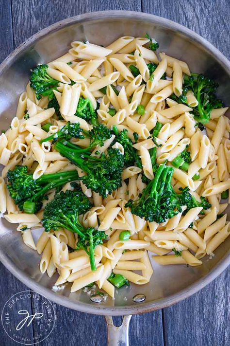 This garlicky broccolini pasta recipe is an easy dinner to make on a busy weeknight. ~ https://www.thegraciouspantry.com Broccolini Pasta, Easy Dinner To Make, Broccolini Recipe, Best Pasta Dishes, Instant Pot Pasta Recipe, Recipe Pasta, Pasta Side Dishes, Pasta Sides, Healthy Pasta